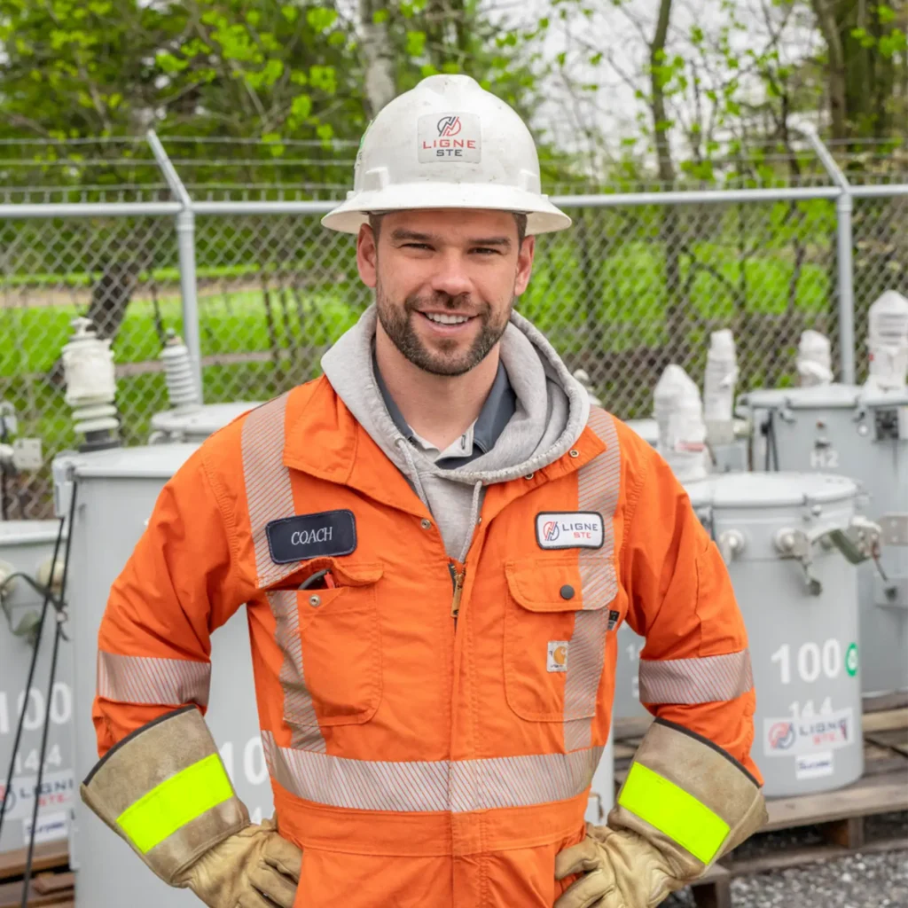 Électricien spécialisé en urgence électrique portant un équipement de sécurité sur un site de réseau électrique