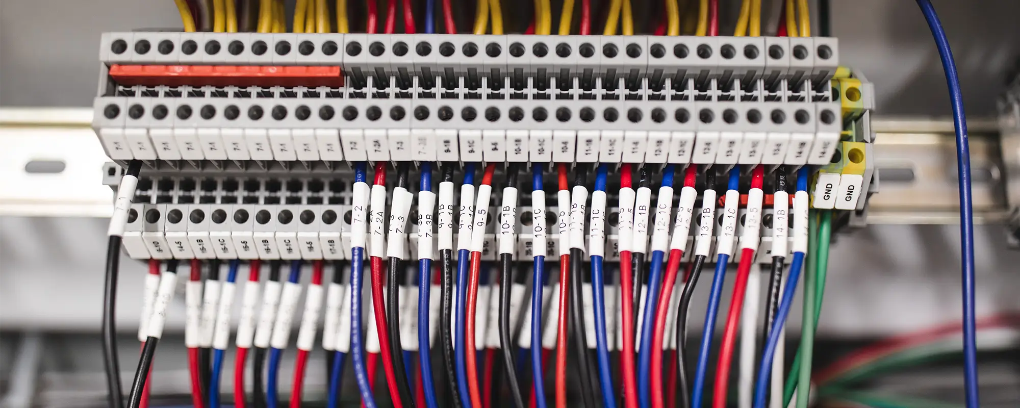 Borniers de contrôle et câblage d’un système d’automatisation électrique réalisés par MJL Électrique au Québec